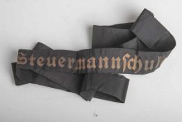 Original Marine-Mützenband, "Steuermannschule", Stickerei, gold-matt, L. ca. 145 cm.
