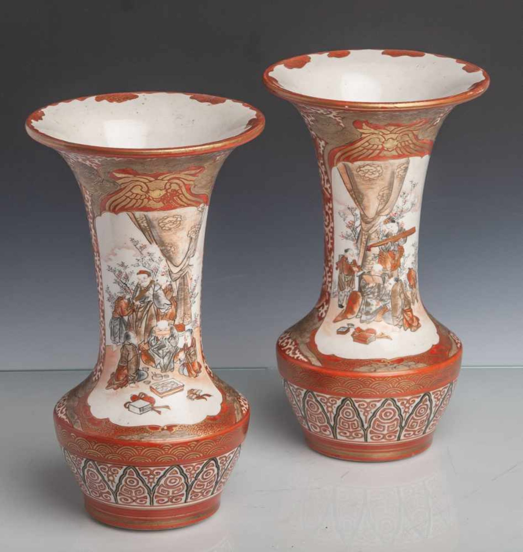 Ein Paar Vasen in Trompetenform (wohl Japan, um 1900, wohl Kutani), bemalt in Eisenrot,Gold u. wenig