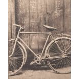 Schnegge, Matthias, "Altes Fahrrad", Fotografie, ca. 20 x 16 cm, Platinabzug, hinter Glasgerahmt.