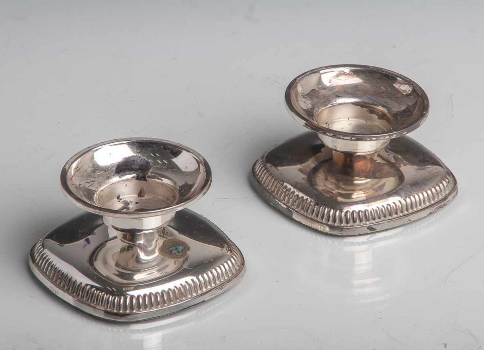 2 flache Kerzenhalter, Silber 835, gemarkt Halbmond, Krone, Feingehalt, neuzeitl. H. jeca. 5 cm.