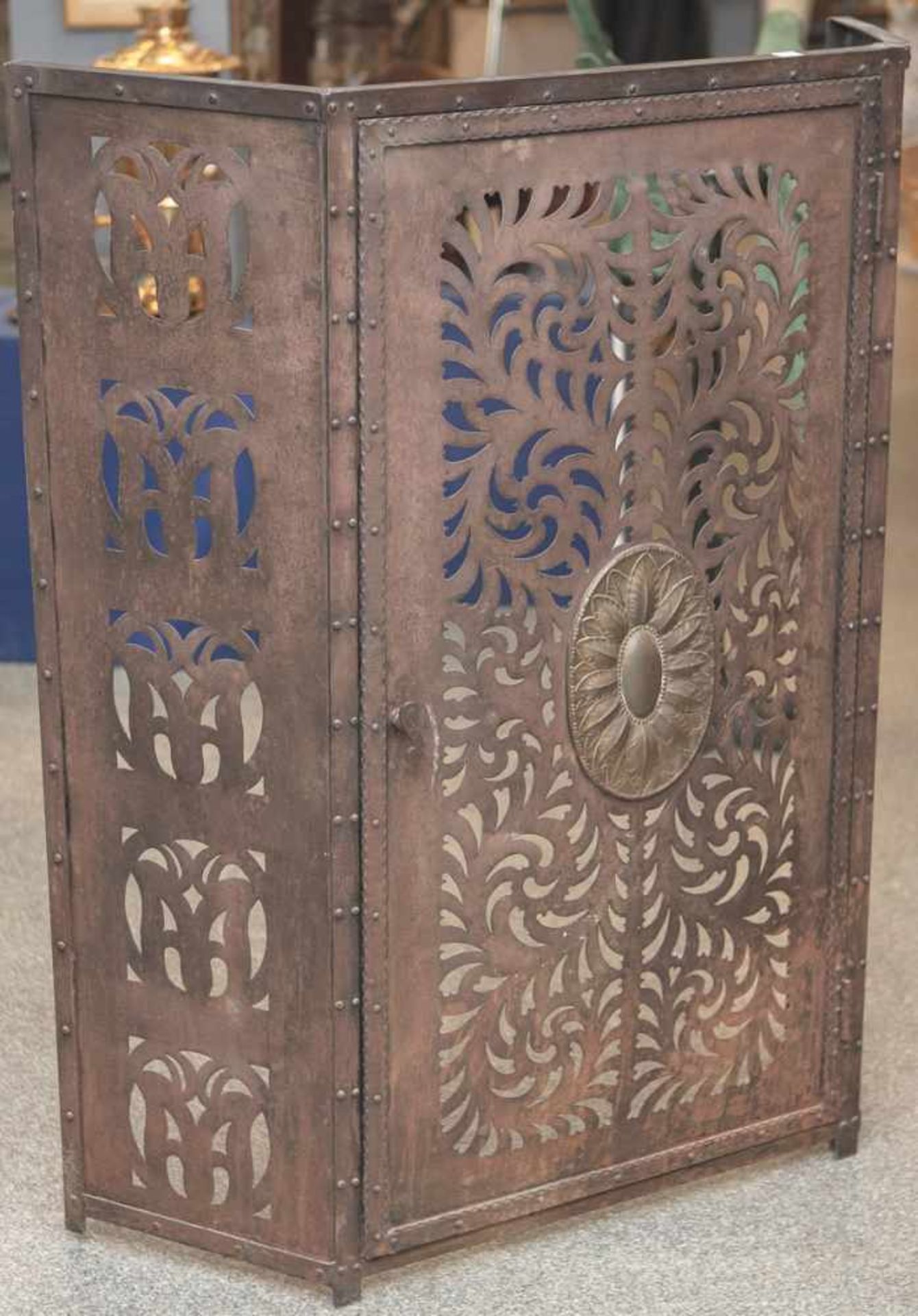 Kaminstellschirm, Art-Déco, 1920er Jahre, Eisen, floral durchbrochen, vorne mitscharnierter Tür.