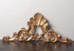 Kleine Supraporte, 18. Jahrhundert, Holz geschnitzt und vergoldet. Rollwerk- undMuschelornamentik.