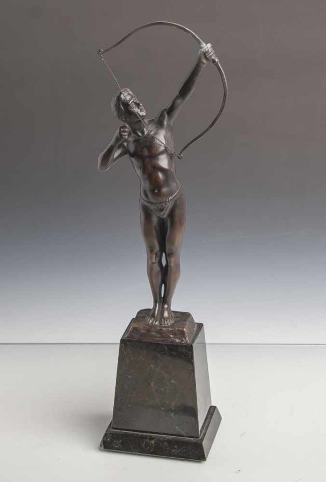 Schmidt-Felling, Julius Paul (1835-1920), Bogenschütze, Bronze, dunkel patiniert, auf derPlinthe