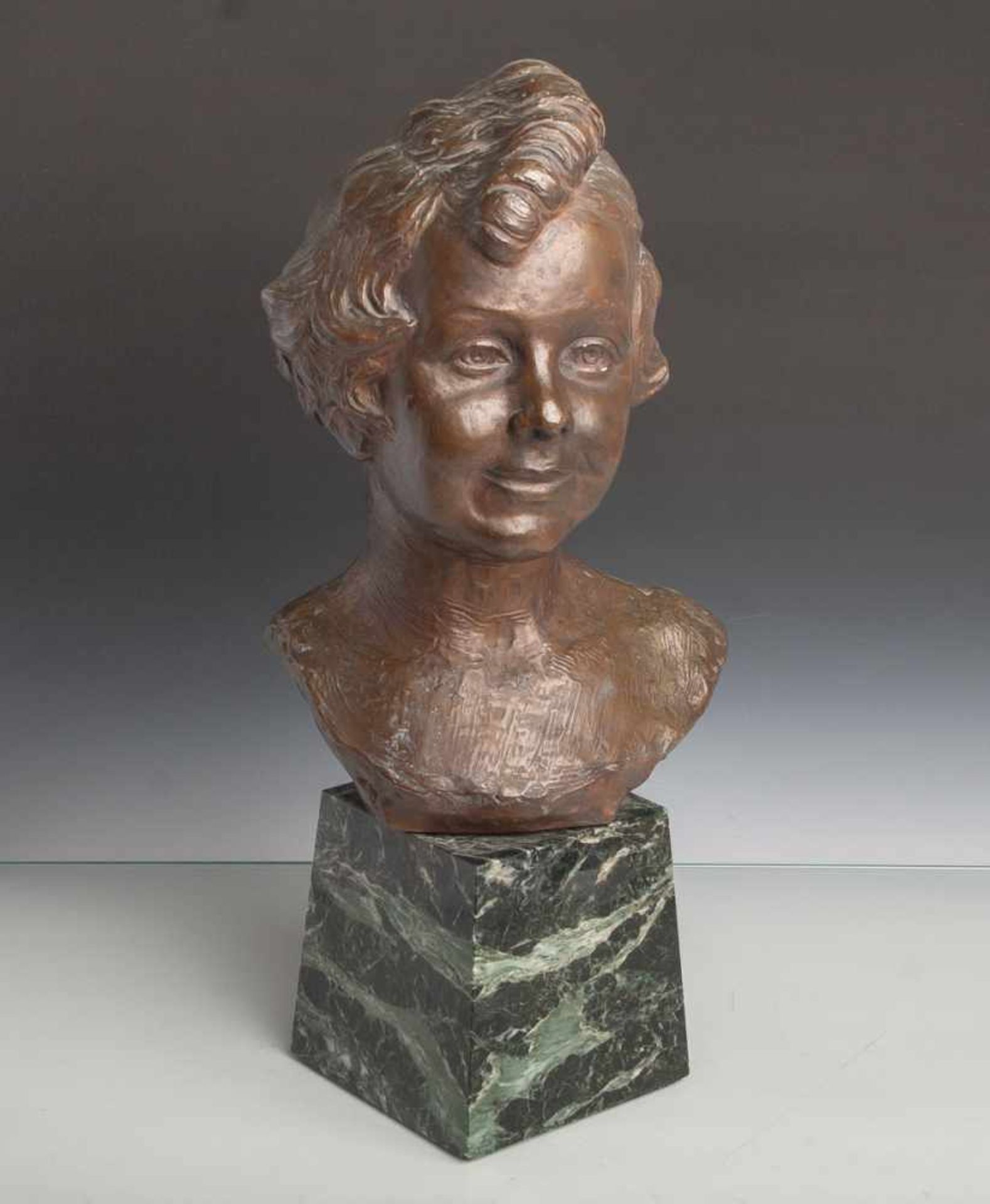 Gréber, Henri-Léon (1855-1941), Bronzebüste Mädchen, rückseitig signiert, patiniert,Gießerstempel J.
