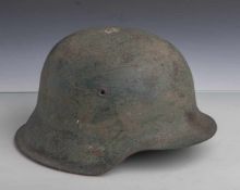 Deutscher Stahlhelm, M40 (2. WK), komplett m. Innenfutter u. Kinnriehmen, Stempel innen imNacken,