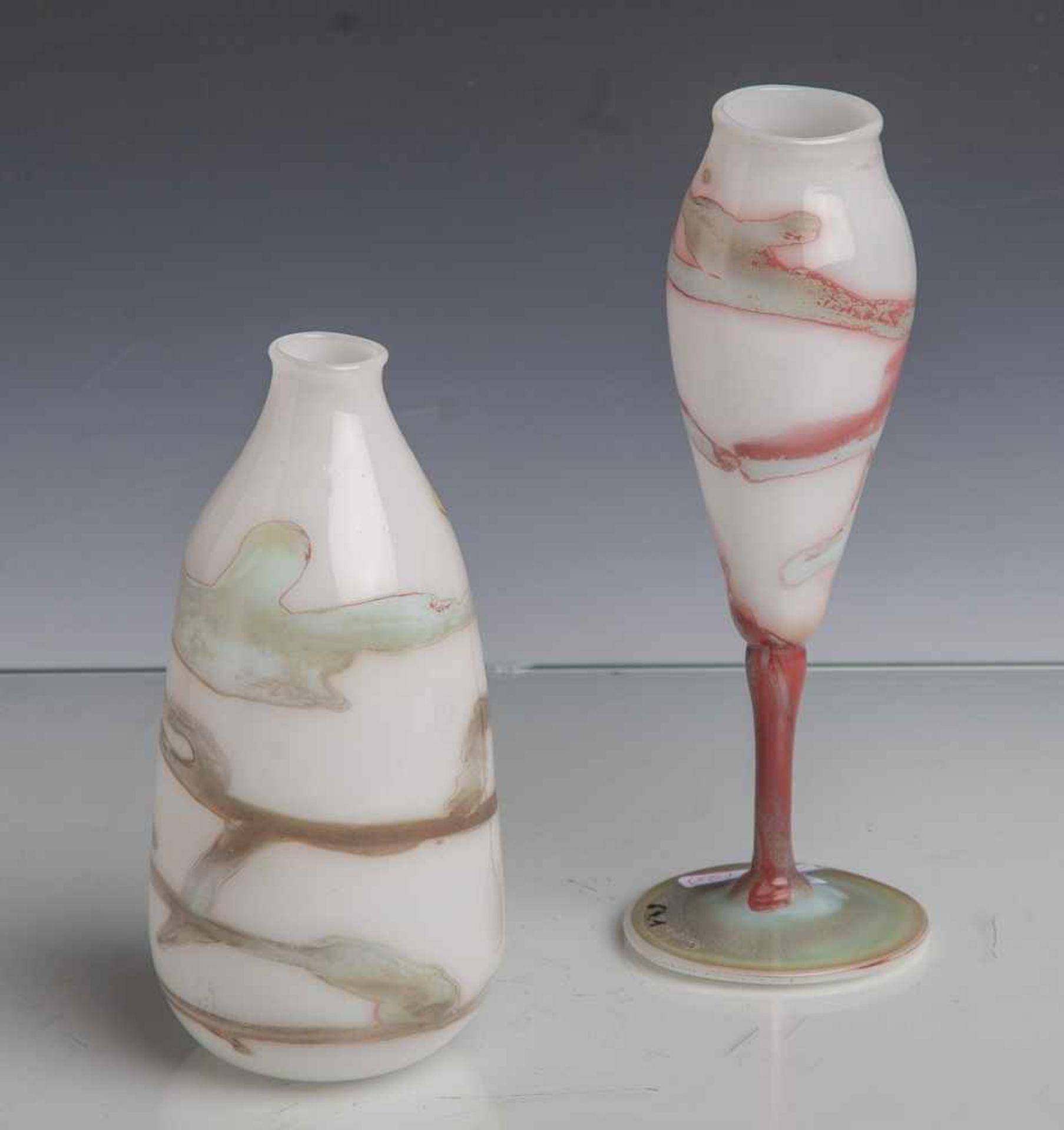 Konvolut von 3 Gläsern: Kelchvase, Entwurf Johannes Willmann, Milchglas mit polychromenEinfärbungen,
