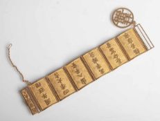 Armband, Gelbgold 916, aus 6 leicht gewölbten Rechtecksgliedern mit chinesischenSchriftzeichen.