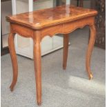 Spieltisch, Louis Philippe um 1870/80, Nußbaum/Nußwurzel, furniert, geschweiftausgestellte Beine. H.