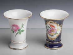 Zwei kleine Blumenvasen, Meissen, US Schwertermarke (zw. 1934-1972), Trompetenform, Dekor"Rote Rose"