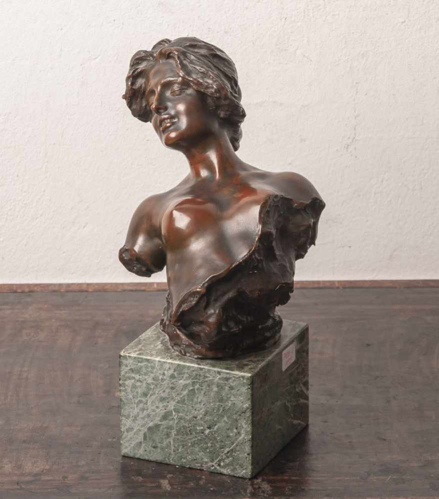 Renda, Giuseppe (1859/62-1939), Frauenbüste, Bronze, patiniert, rs. sign., auf der Seitebez. "