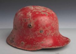 Deutscher Stahlhelm (1. WK), ohne Innenfutter etc., nachträgl. feuerwehrrot lackiert,rostnarbig,