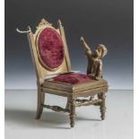 Nadelkissen in Form eines Stuhles mit Knaben, Messing, vor 1900. H. ca. 14 cm.