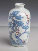 Vase, China, 18./19. Jahrhundert, Porzellan, mit polychrom gemaltem Dekor von den "DreiFreunden im