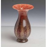 Glasvase Ikora (WMF Geislingen, 1930er Jahre), Vase aus farblosen Glas mit verlaufendenopak rot