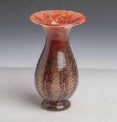 Glasvase Ikora (WMF Geislingen, 1930er Jahre), Vase aus farblosen Glas mit verlaufendenopak rot