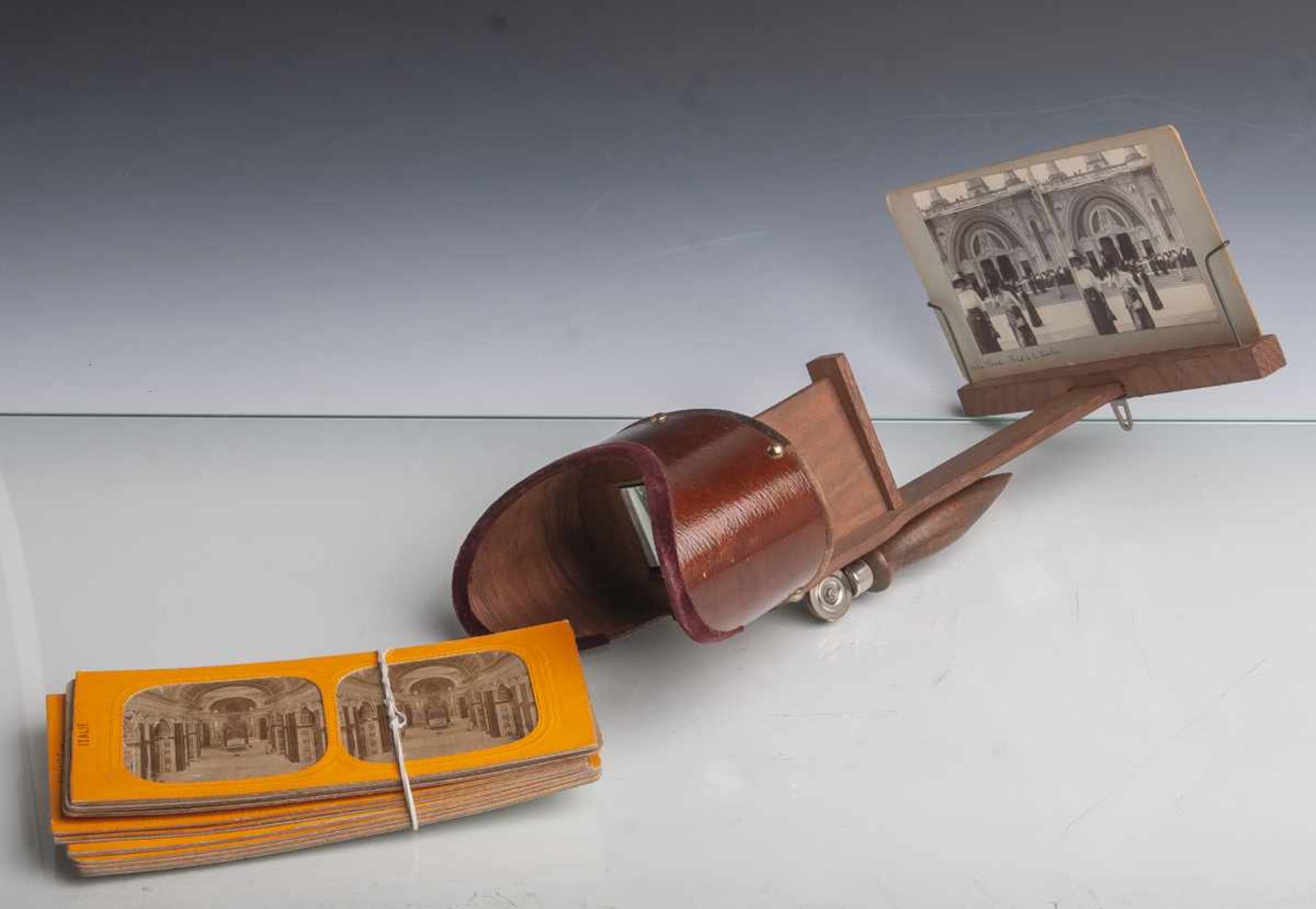 Stereo Bildbetrachter (um 1900), Dreidimensionaler Papierbildbetrachter aus Holz, mitdiversen 3D-