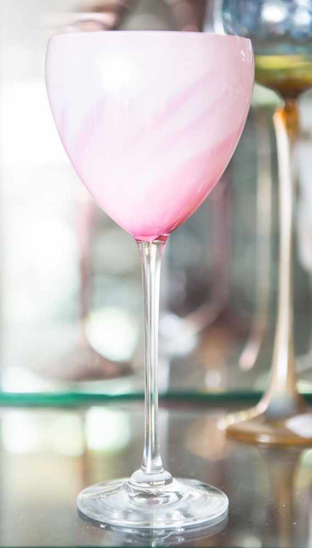 Stengelglas, Entwurf Ronald Guy Corrie (geb. 1954), farbloses Glas, rosarot eingefärbteKuppa. H. ca.
