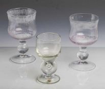 Konvolut von 3 Gläsern: 2 Pokale, farbloses Glas, Fuß u. Schaft bzw. Kuppa mit Ätzdekor,Schaft mit