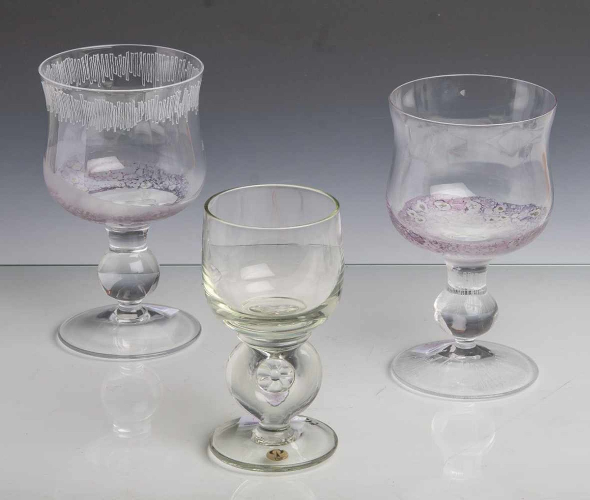 Konvolut von 3 Gläsern: 2 Pokale, farbloses Glas, Fuß u. Schaft bzw. Kuppa mit Ätzdekor,Schaft mit