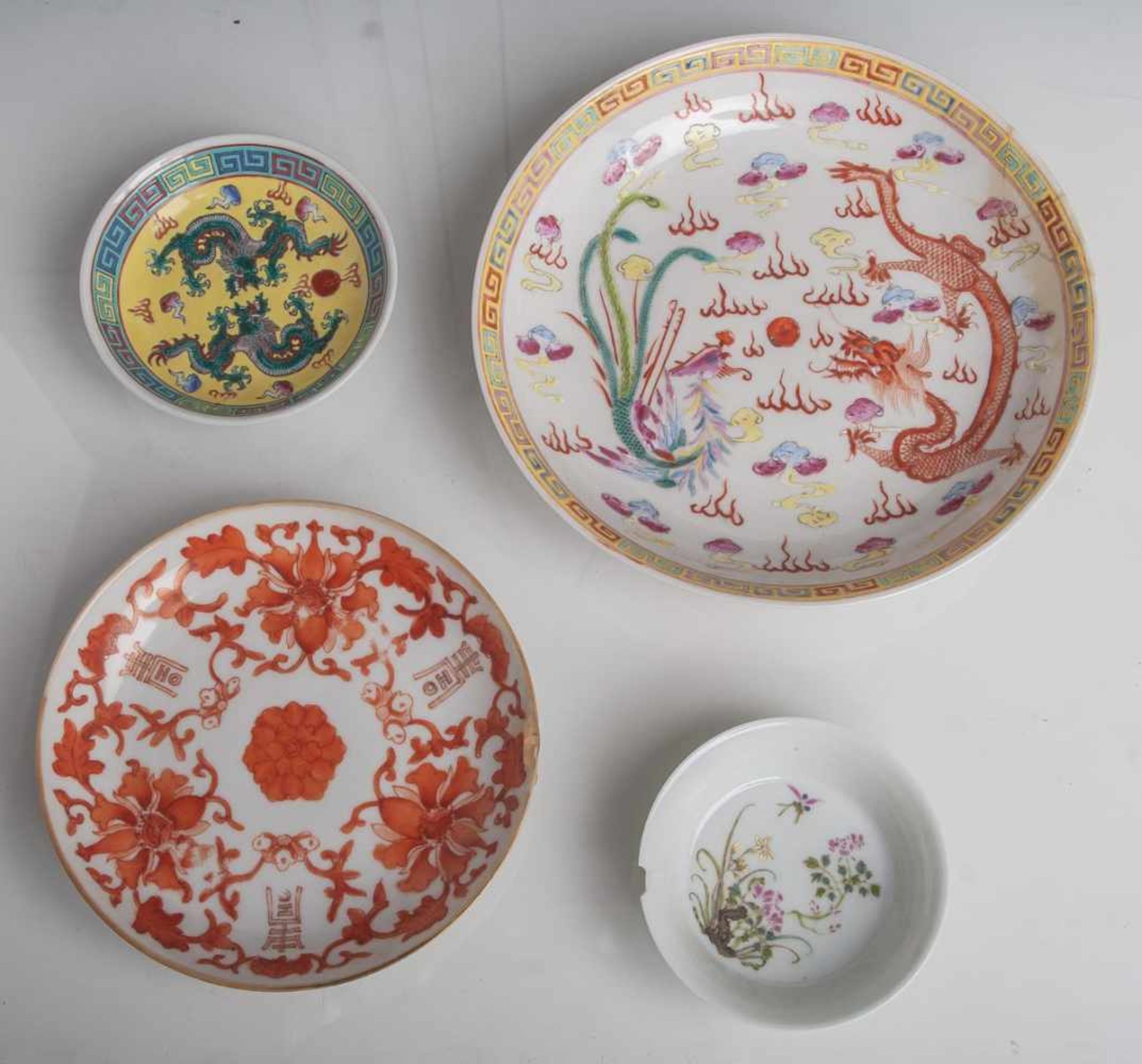 4 verschiedene Teller, China, 18. und 19. Jahrhundert, Porzellan, m. polychromerEmail-Malerei, DM.