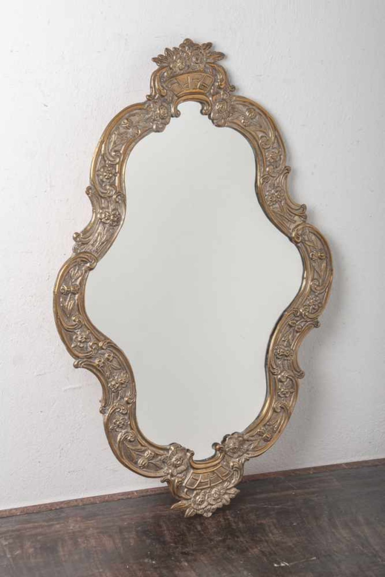 Wandspiegel (wohl um 1900), ovale Form, aus Messingblech gedrückt, Voluten- undBlumenzierrat, auf