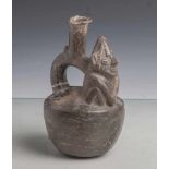 Steigbügelgefäß (Moche-Kultur), kugelförmiger Gefäßkörper, oben aufgesetzt eineaffenartige Figur,