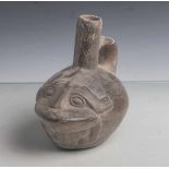 Figurengefäß in Form einer Kröte (Peru, Chimú-Kultur), oben zyl. Ausguss mit angeformtenHenkeln,