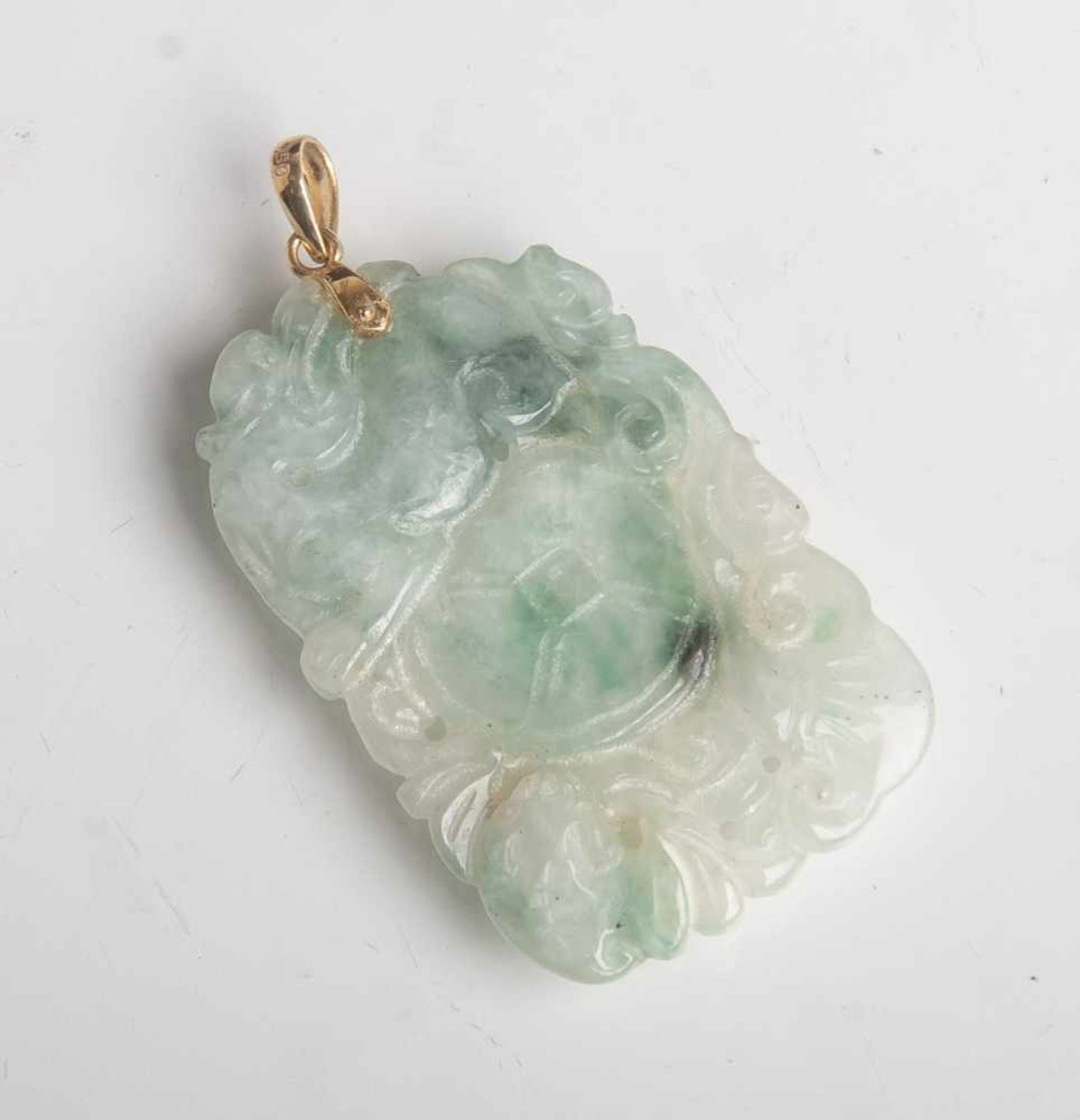 Anhänger (China, 20. Jahrhundert), Jade geschnitzt, mit Öse aus 750 GG, L. ca. 5 cm.