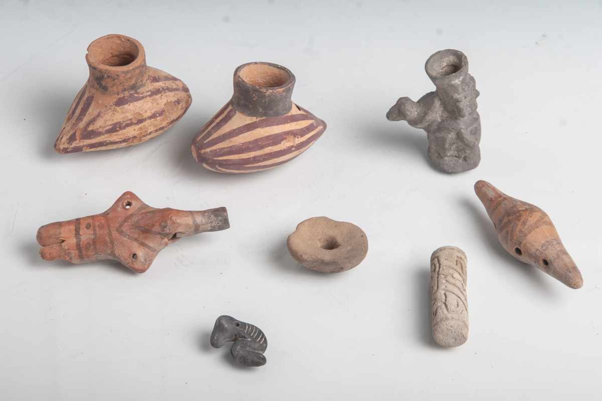 Konvolut v. 8 Keramikobjekten (Mexiko/Peru, präkolumbianisch), bestehend aus: 3 Gefäßen,