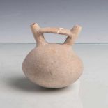 Keramikgefäß (Mexiko/Peru, präkolumbianisch), kugelförmiger Gefäßkörper m. 2 Ausgüssen u.