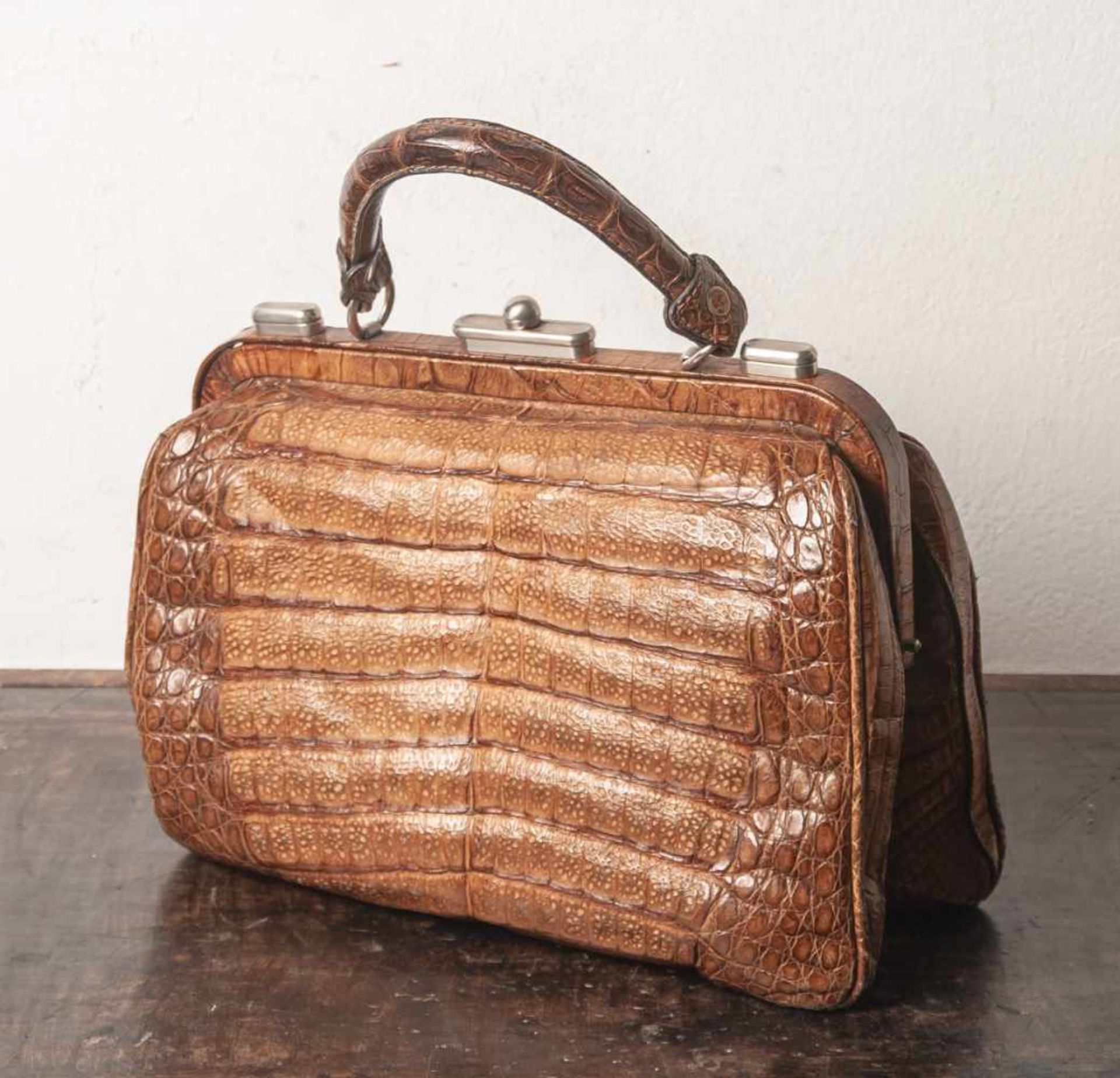 Handtasche (wohl 1930/1940), feines Krokodilleder, ein Griff, H. ca. 28 cm, B. ca. 36 cm,T. ca. 16