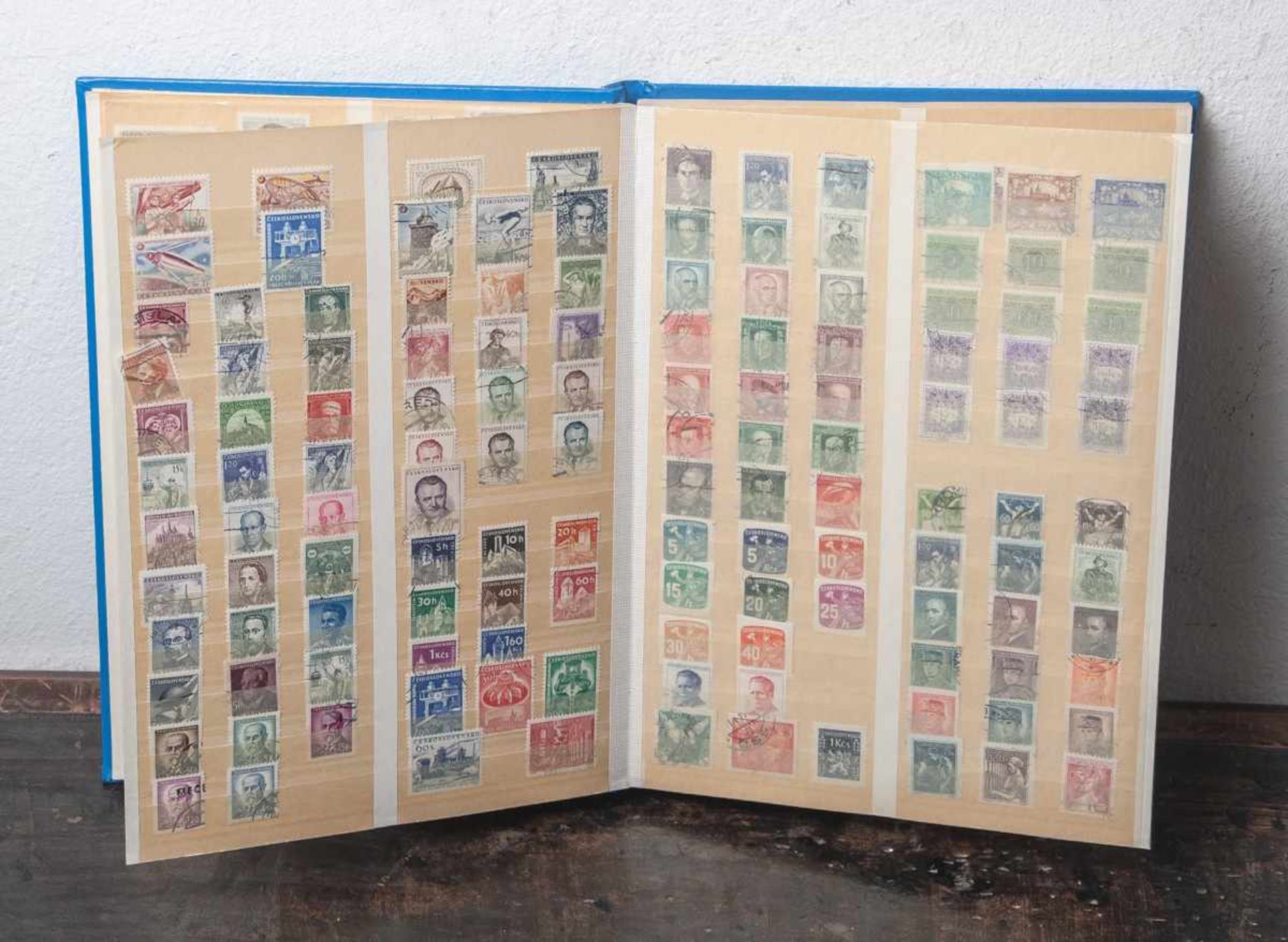 Briefmarkenalbum mit Postwertzeichen. Umfangreiche Sammlung mit versch. Themen, u.a.europäische