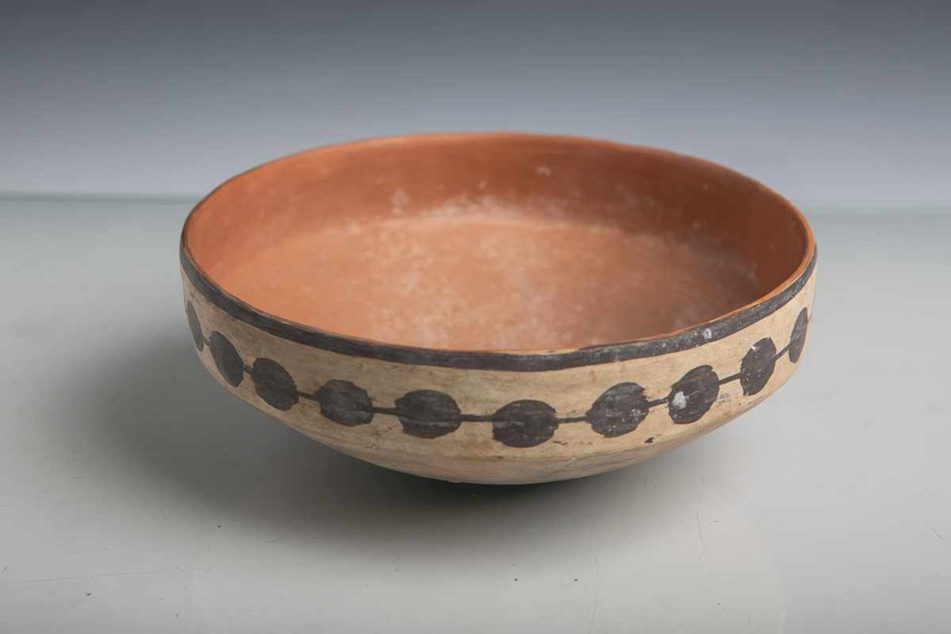 Keramikschale m. rundem Stand (Mexiko, Nacza-Kultur), Rand umlaufend m. aufgemaltemPerlumster in