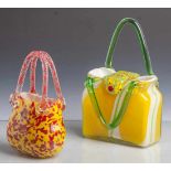 2 Murano-Glas Handtaschen (Italien, wohl 1950er Jahre), bestehend aus: 1 rot-gelbeHandtasche mit