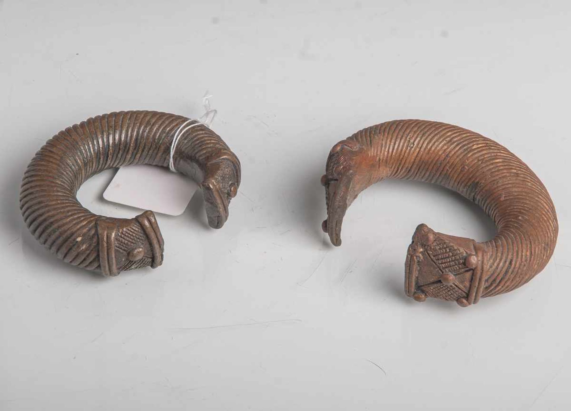 2 antike Armreifen (Afrika), aus Kupfer gearbeitet. Altersgem. Zustand.