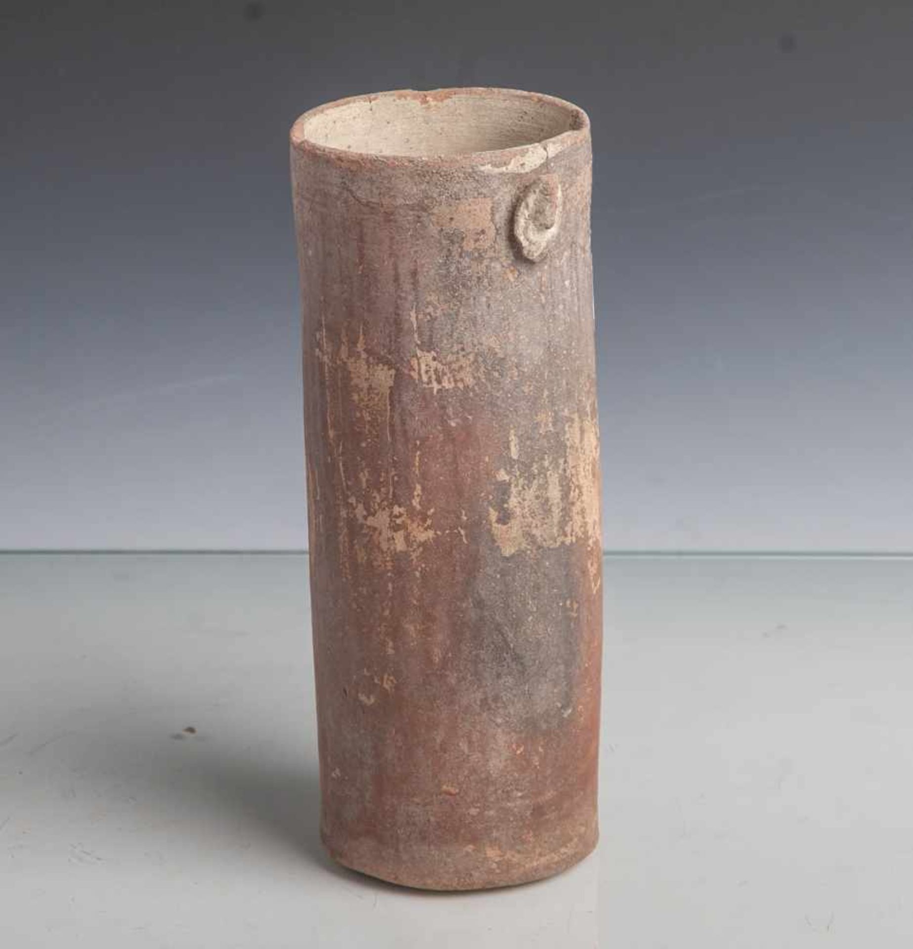 Zylinderförmiges Keramikgefäß (Mexiko, Nazca-Kultur), roter Ton m. Resten einer Bemalung,H. ca. 20,5