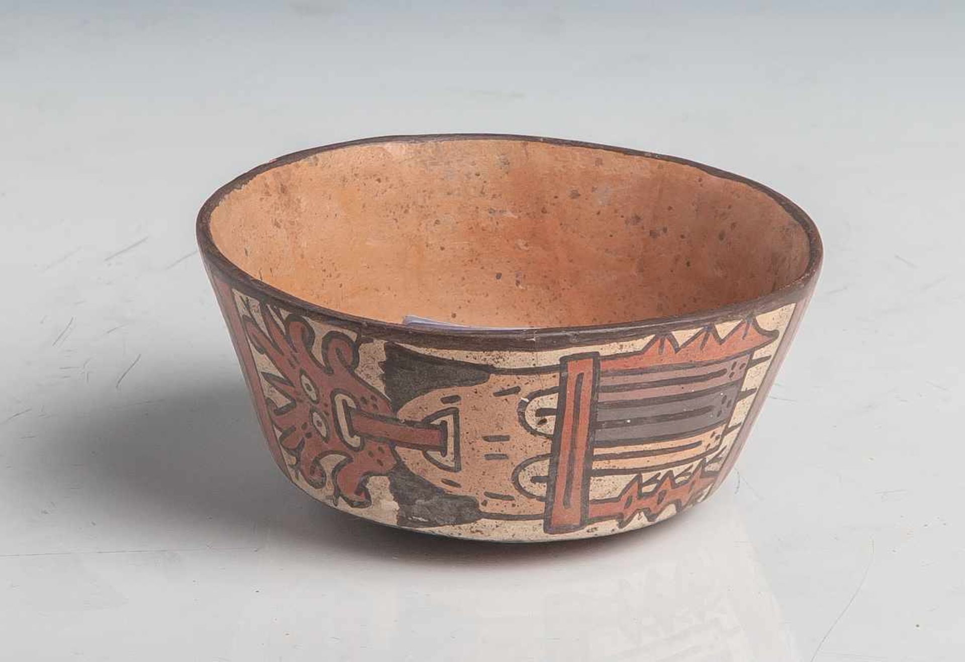 Kleine Schale mit leicht konischer Wandung (Nazca), roter Ton mit polychromer Bemalung,die