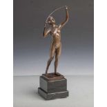 Frauenakt mit Degen aus Bronze (Richard W. Lange, 1. Drittel 20. Jahrhundert), oberseitigauf Plinthe