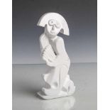 Figurine (KPM, Berlin, neuzeitl.), Pierrot m. Fächer, weiß glasiert, Us. m. Pressmarke, H.ca. 19 cm.