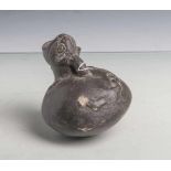 Keramikgefäß (Mexiko, Nazca-Kultur), eiförmiger Gefäßkörper, Ausguss in Form einesTierkopfes m.