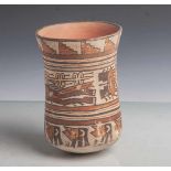 Hoher Becher (Mittel Nazca), mit umlaufender polychromer Bemalung in mehreren Bändern,breites