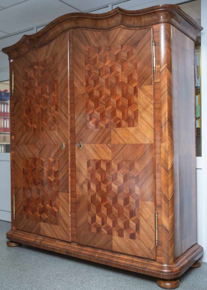 Barocker Dielenschrank, Prov. wohl Berlin um 1750, Nußbaumholz furniert, in der Schaufront2-türig,