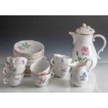 Kaffeeservice (Meissen, blaue Schwertermarke, 2 Schleifstriche), polychromes Blumendekor,