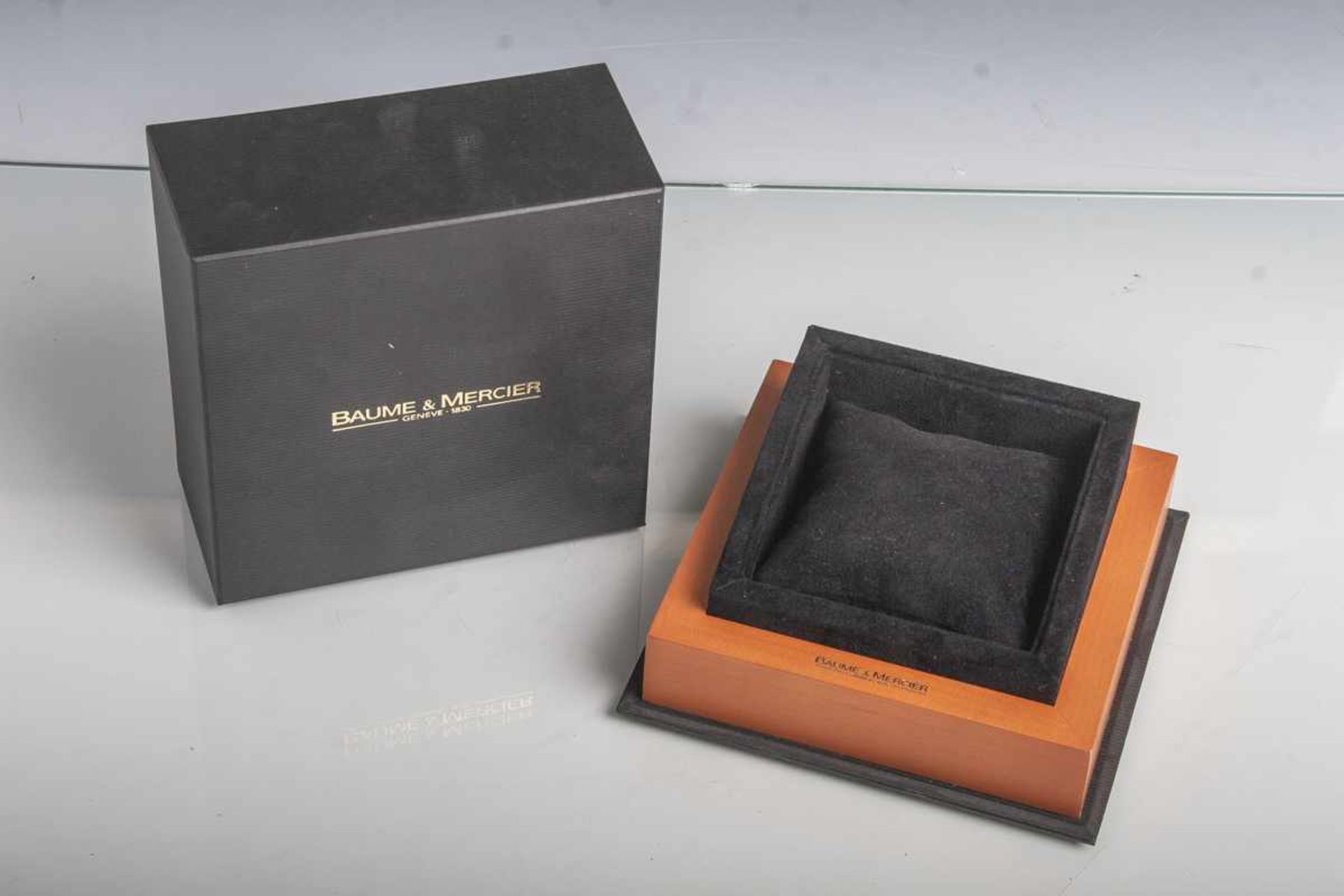 Originale Box mit Kissen für Herrenarmbanduhr (Baume u. Mercier, Geneve 1830), 14 x 14 x6,5 cm.