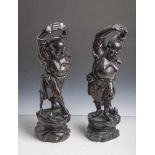 2 Holzfiguren auf Sockeln (China, wohl um 1900), Darst. von 2 tanzenden Buddhas m.erhobenen Armen u.
