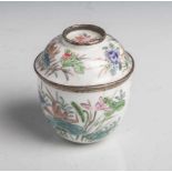 Koppchen m. Deckel (wohl Japan, 19. Jahrhundert), Porzellan, farb. Blumenmalerei, dieKanten in