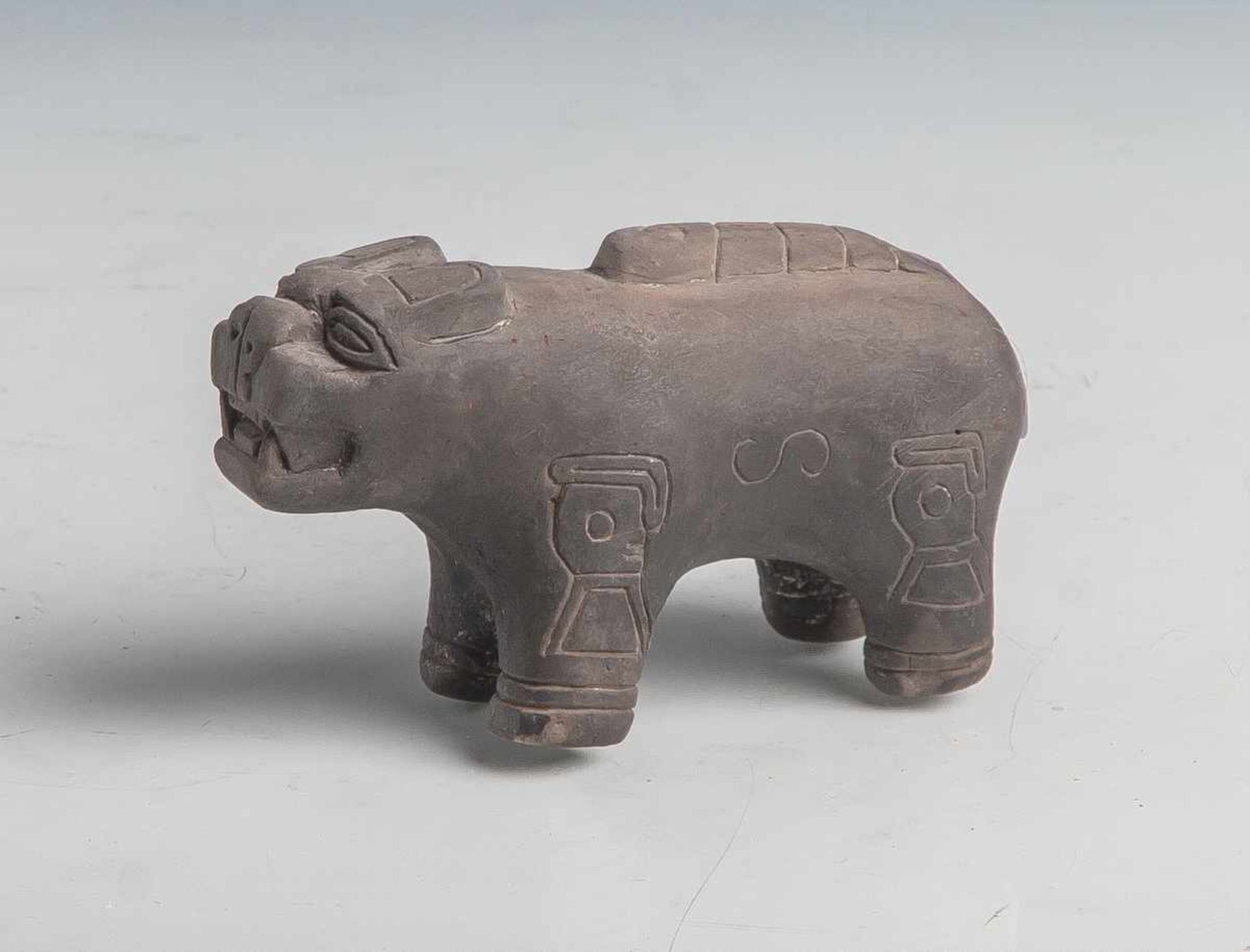 Tonfigur in Form eines Hundes, (Präkolumbianisch), rußgeschwärzte Keramik, Oberfläche