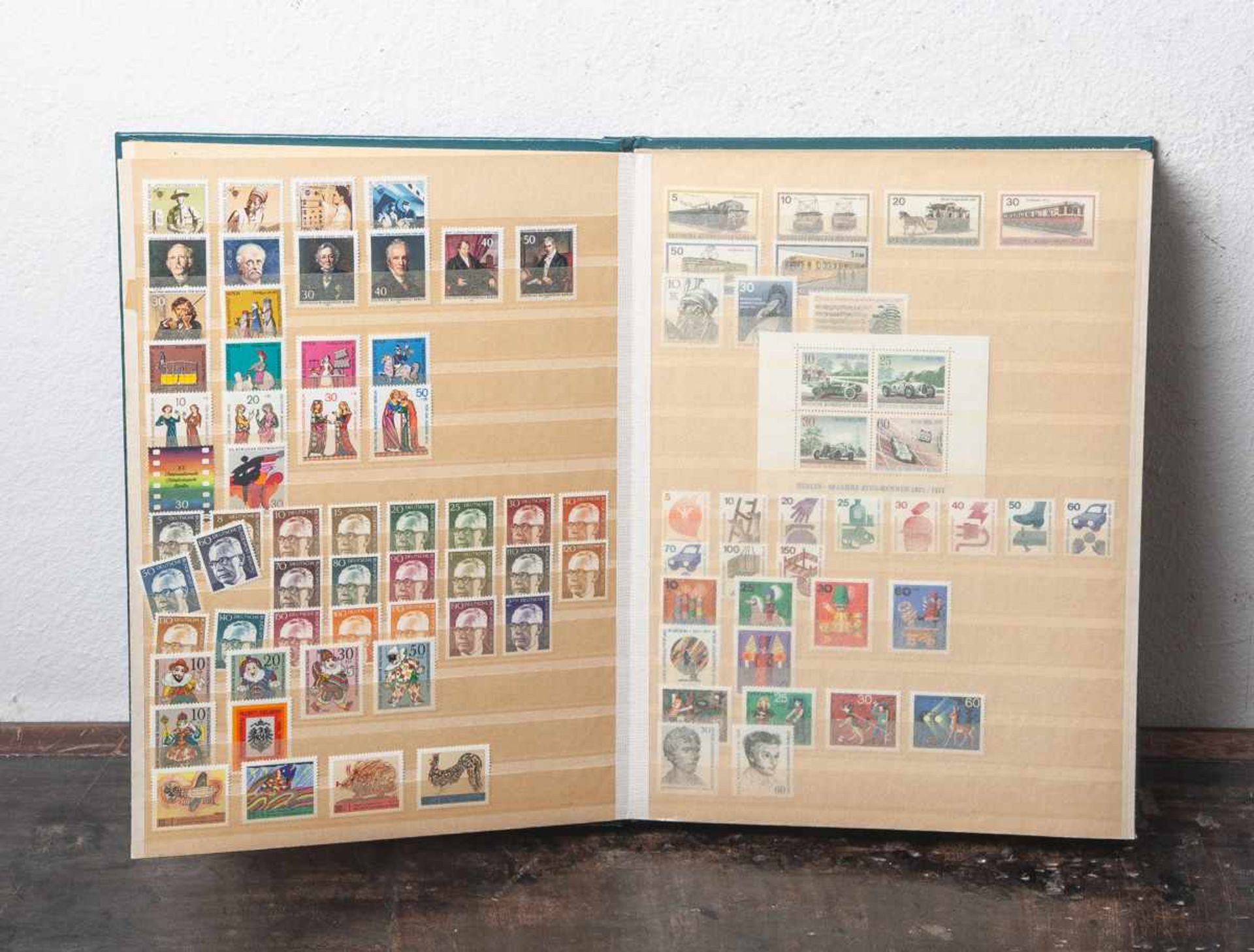 Briefmarkenalbum mit Postwertzeichen, BRD, umfangreiche Sammlung mit versch. Themen (meistBerlin):