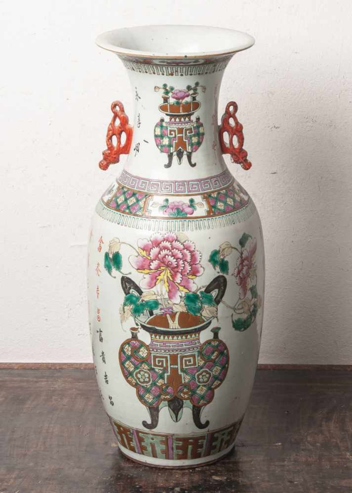 Bodenvase (wohl Qing-Dynastie, Tongzhi-Periode, 1862-1875, China), Porzellan, Dekor m.Päonien u.