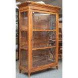 Dreiseitig verglaste Vitrine, Biedermeier 1. Hälfte 19. Jahrh., Nußholz poliert, 1-türigmit